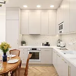 Apartment Quiet On The Main Square, 2 Bathrooms *