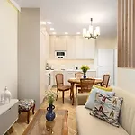 Quiet On The Main Square, 2 Bathrooms *