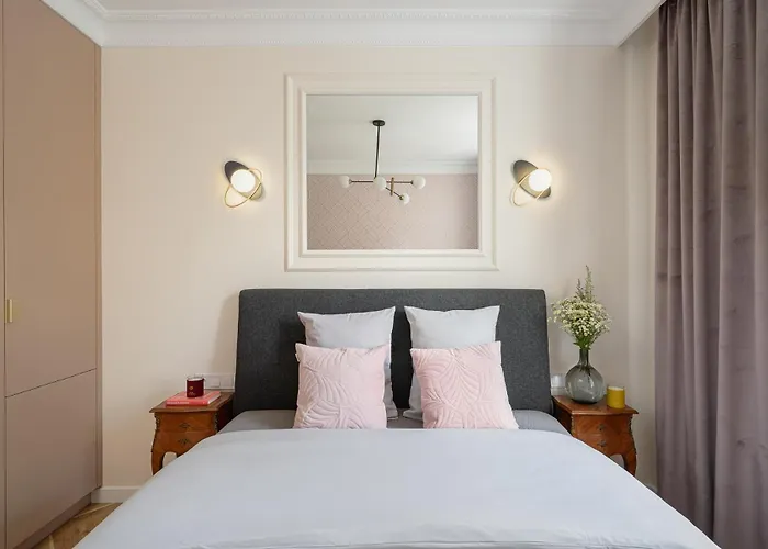 Quiet On The Main Square, 2 Bathrooms דירה