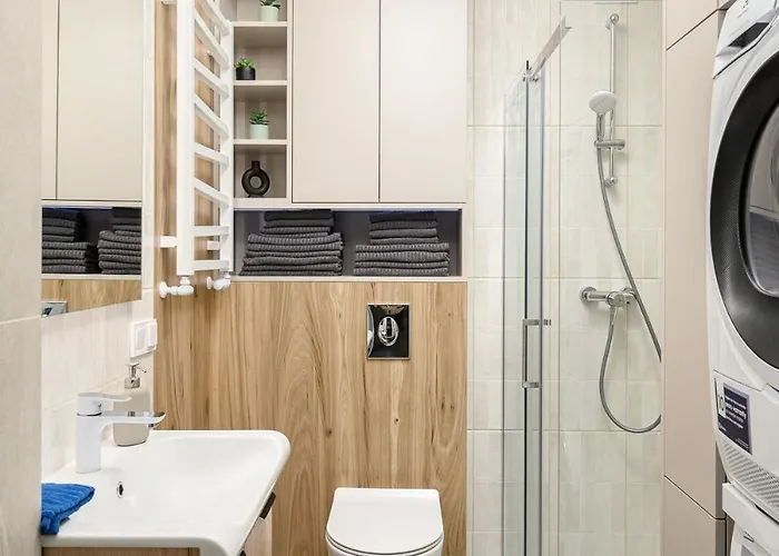 Quiet On The Main Square, 2 Bathrooms *