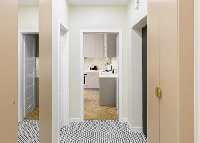 Quiet On The Main Square, 2 Bathrooms דירה *