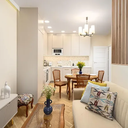 Quiet On The Main Square, 2 Bathrooms *