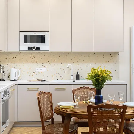 Quiet On The Main Square, 2 Bathrooms Daire