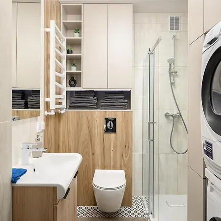 Quiet On The Main Square, 2 Bathrooms *