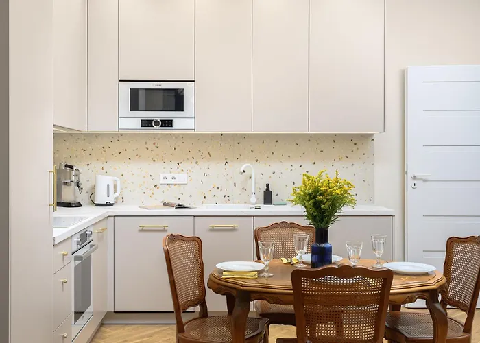 Quiet On The Main Square, 2 Bathrooms Lejlighed